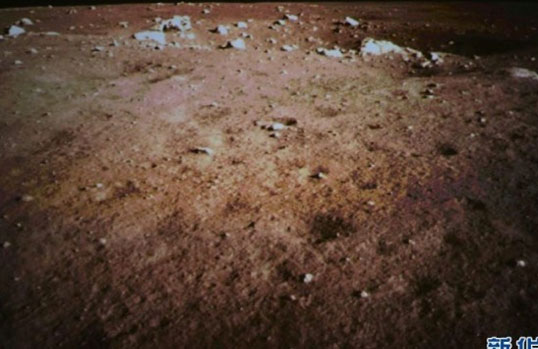 嫦娥三号传回首张月面彩照