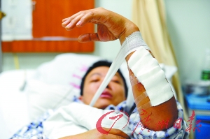 一男子在酒吧疑吸毒过度后发狂 持刀连捅8人