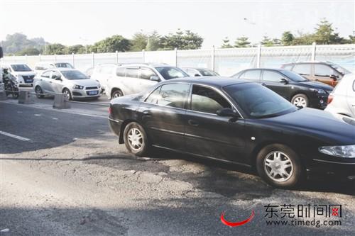 松山湖大道上的大坑已填 道路依旧坑坑洼洼