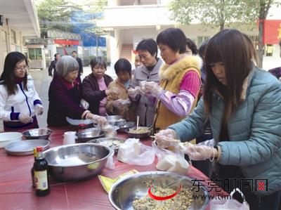包饺子猜灯谜 社工与村民一同庆“冬至”