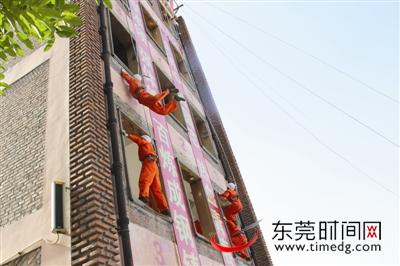 大朗消防亮真功夫 20秒爬五楼“救人”