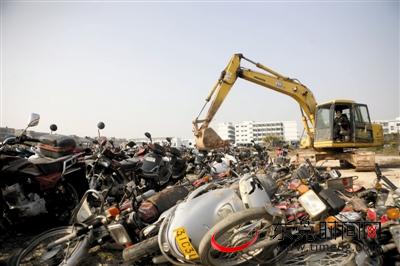 东莞昨日公开销毁非法摩托车一共2万多辆