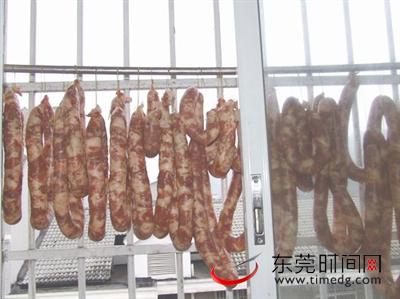 跟着彭阿姨学做腊肠 阳台上晒出家乡风味