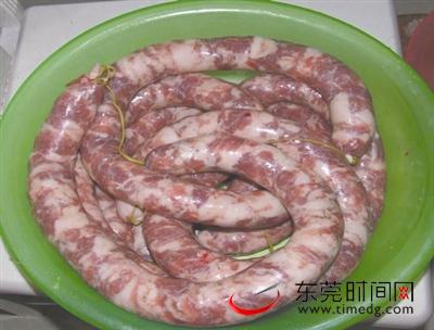 跟着彭阿姨学做腊肠 阳台上晒出家乡风味
