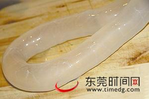 跟着彭阿姨学做腊肠 阳台上晒出家乡风味