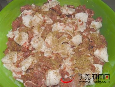 跟着彭阿姨学做腊肠 阳台上晒出家乡风味