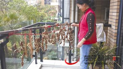 跟着彭阿姨学做腊肠 阳台上晒出家乡风味