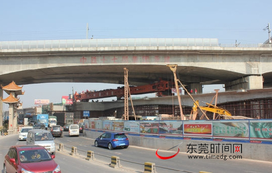 东莞轨道R2线高架桥架桥机成功下穿广深港高铁桥