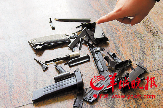 玩具枪在搏斗过程中被摔成碎片
