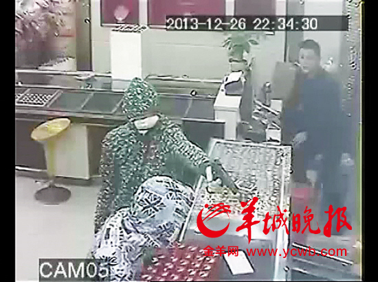 劫匪持“枪”抢劫金铺(视频截图)