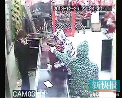 东莞蒙面匪持枪斧打劫金铺被店主生擒(组图)