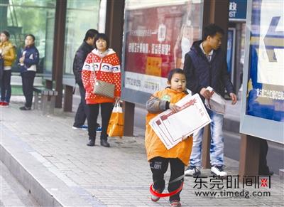 上千名爱心大使义务派报 35万份报纸传递东莞大爱