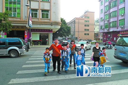 寮步6所学校成立家长志愿服务队 护送学生上学放学