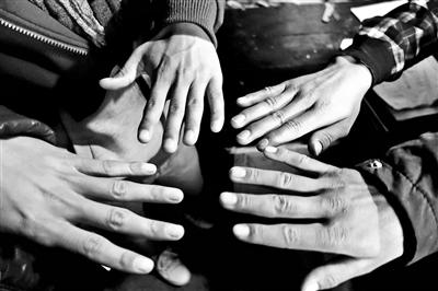 四川大凉山童工:打工至少能吃饱饭 为什么不让去?