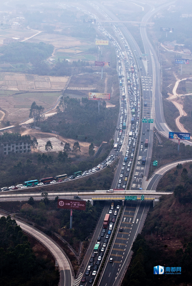 航拍春运广东高速公路车龙 没想象中堵