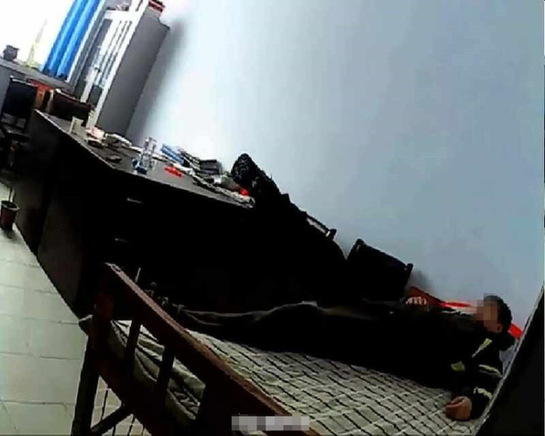 河北政府部门工作人员节后上班吃瓜子聊天