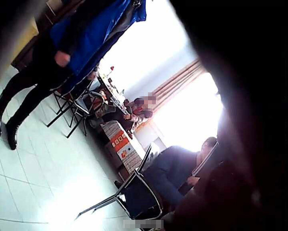 河北政府部门工作人员节后上班吃瓜子聊天