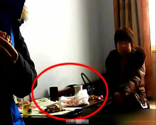 河北政府部门工作人员节后上班吃瓜子聊天