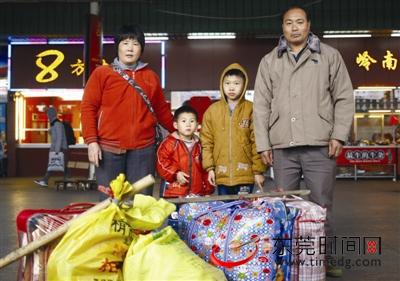 春运返程途中的“家族式迁徙”