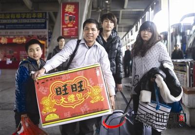 春运返程途中的“家族式迁徙”