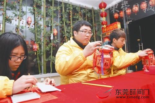 90后大学生制花灯谋创业 春节销售超1500盏