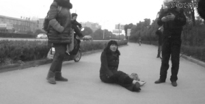 女子摔倒求助无人理 路人:你自己有手机怎么不报警