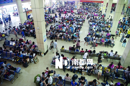 昨日下午,南城汽车站里等候的人群,未出现太大拥堵。南都记者 陈奕启 摄