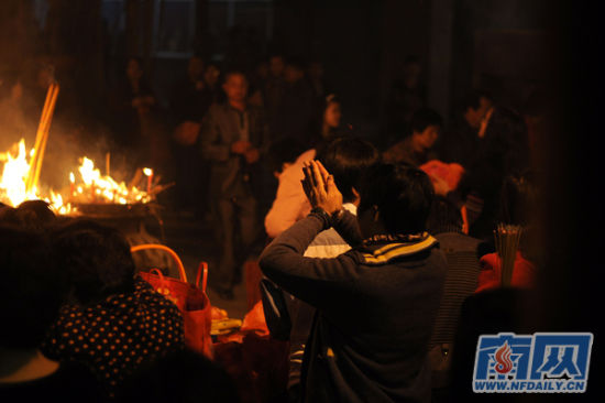 东莞市民争上黄旗山“头炷香”
