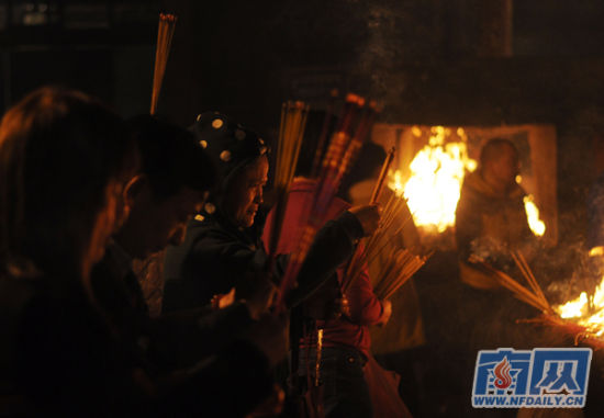 东莞市民争上黄旗山“头炷香”