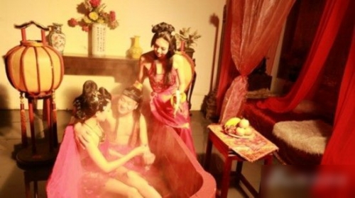 性感嫩模当众侍浴 性感嫩模当众侍浴