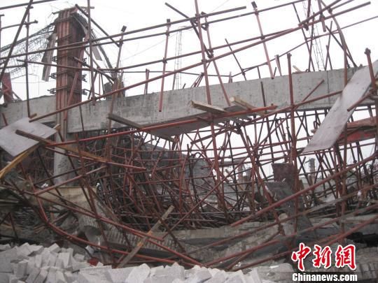 广东遂溪在建楼房发生坍塌事件 造成1死31伤(图)