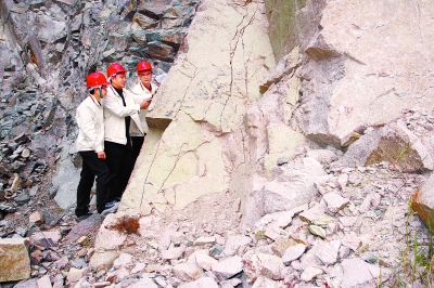 技术人员在现场研究地灾治理工程方案。