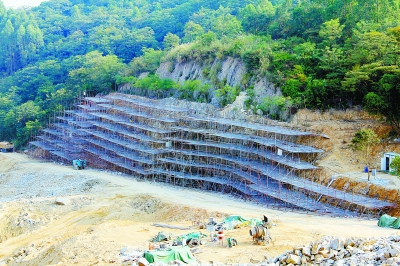 正在治理中的广州某大型滑坡。