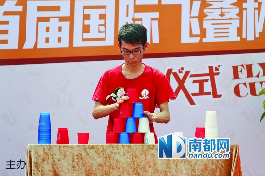 <p>    李旭辉在表演。南都记者 陈奕启 摄</p>