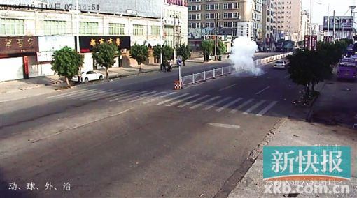 郑某材与仇家当街持枪火并,并投掷“菠萝弹”欲炸死对方,炸弹产生很大烟雾。 郑某材与仇家当街持枪火并,并投掷“菠萝弹”欲炸死对方,炸弹产生很大烟雾。