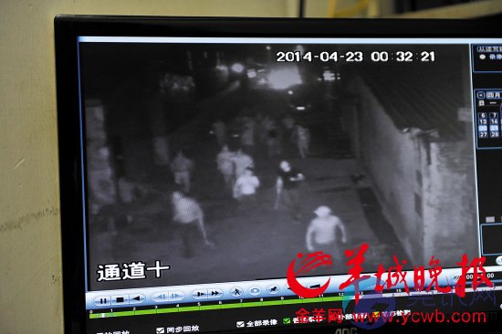 ↑视频显示,一伙男子闯进工厂