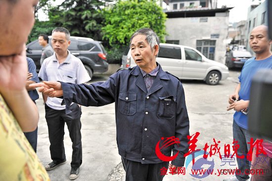 ←工厂保安在讲述事发经过