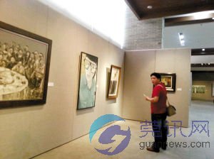 美术爱好者在观看画展。 美术爱好者在观看画展。