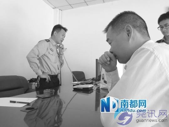 <p>    ↑4月30日上午,余振志(右)向案发所在地的汉口火车站派出所自首。</p>