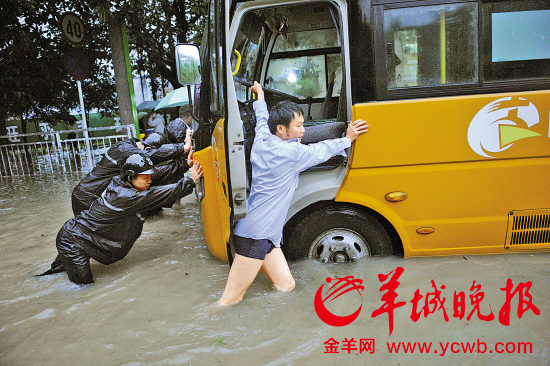 深圳暴雨,大量车死火   深圳暴雨,大量车死火