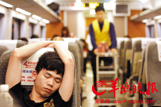 11日21时33分,载有近500名乘客的D7069仍滞留东莞,乘客疲惫不堪 11日21时33分,载有近500名乘客的D7069仍滞留东莞,乘客疲惫不堪