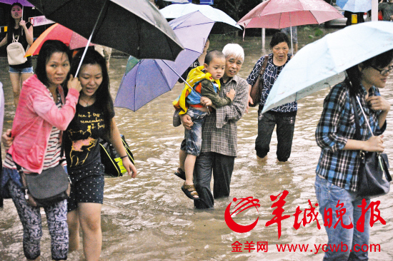 11日,深圳宝安大道因暴雨积水 11日,深圳宝安大道因暴雨积水