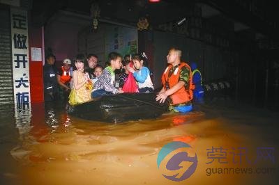 广东东莞35名师生因暴雨被困教室 水深齐腰被救出 广东东莞35名师生因暴雨被困教室 水深齐腰被救出