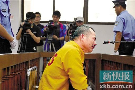 ■受审过程中李联高一度当庭痛哭。通讯员 邱霖静/摄