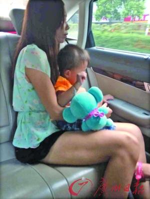 佛山父抠掉3岁儿指甲续:母亲现身接走孩子