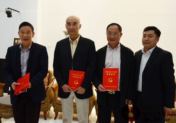 李爱金(右二)荣获“中国传统工艺大师”称号 李爱金(右二)荣获“中国传统工艺大师”称号