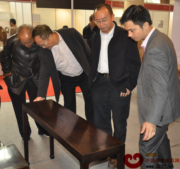 传承工艺大师、古典家具修复专家王秀林(左一),明清宫廷家具专家、故宫博物院副研究员周京南(右二)对鲁班木艺的全榫卯家具进行点评 传承工艺大师、古典家具修复专家王秀林(左一),明清宫廷家具专家、故宫博物院副研究员周京南(右二)对鲁班木艺的全榫卯家具进行点评
