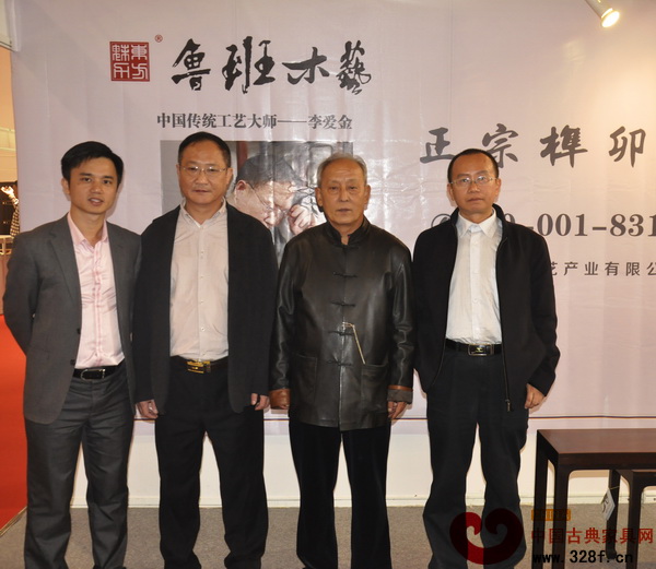 李爱金(左二)与专家们在展厅内合影留念 李爱金(左二)与专家们在展厅内合影留念