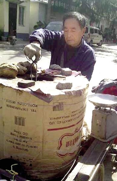 女孩曾受卖红薯老人接济 升职后寻找老人欲报恩