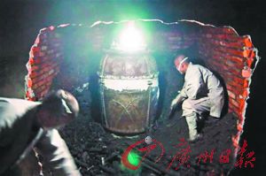 制作“肉身佛”需要“坐缸”环节。(图片来自网络)